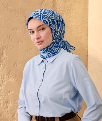 İnce Pamuk Soft Eşarp Saks Bebe Mavi ve Beyaz Desenli Nefes Alan Tok Duruşlu 90x90