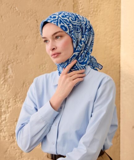 İnce Pamuk Soft Eşarp Saks Bebe Mavi ve Beyaz Desenli Nefes Alan Tok Duruşlu 90x90