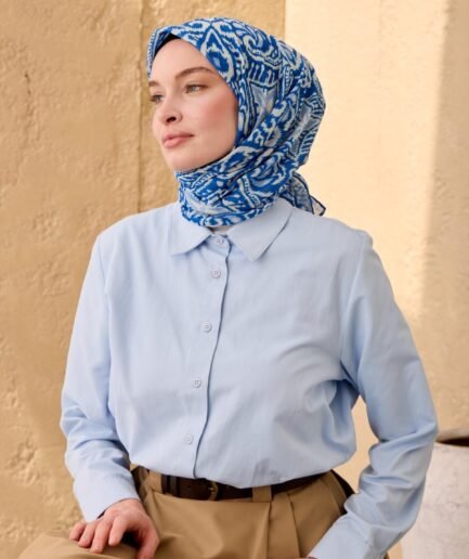 İnce Pamuk Soft Eşarp Saks Bebe Mavi ve Beyaz Desenli Nefes Alan Tok Duruşlu 90x90